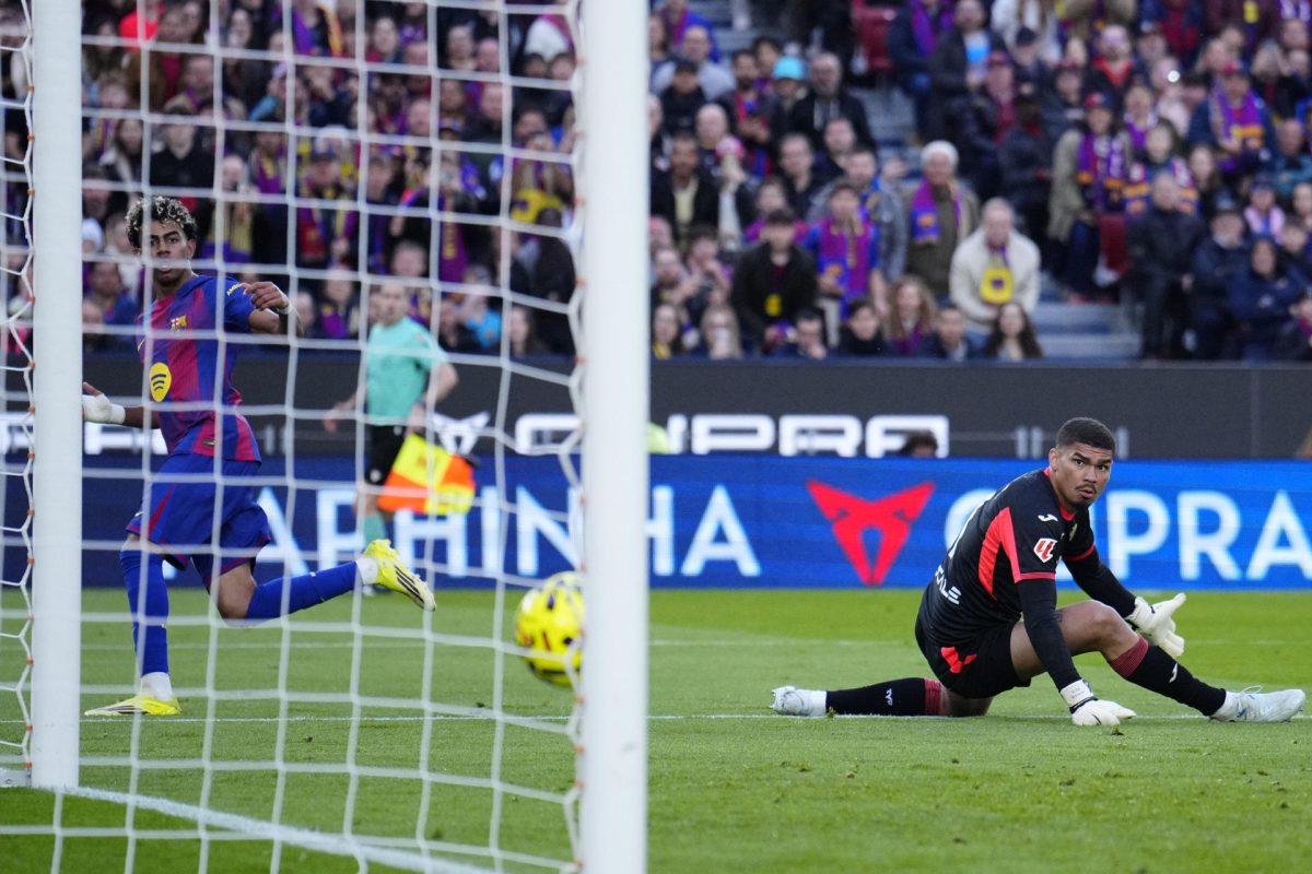 -El delantero del Barcelona Lamine Yamal marca su tercer gol contra el Villarreal, durante el partido de la jornada 26 de LaLiga entre el Barcelona y el Villarreal, este sábado en el estadio Spotify Camp Nou en Barcelona.-EFE/ Alejandro García