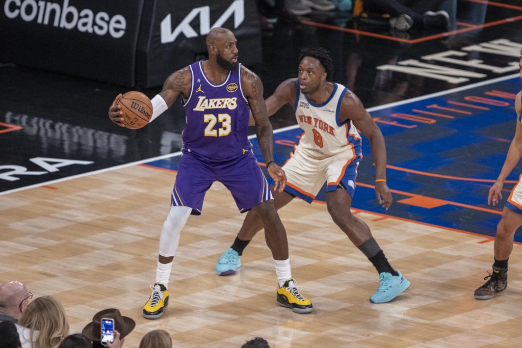 OG Anunoby (i) de New York Knicks disputa un balón con LeBron James de los Lakers este domingo, en un partido de la NBA en el Madison Square Garden. EFE/ Angel Colmenares 