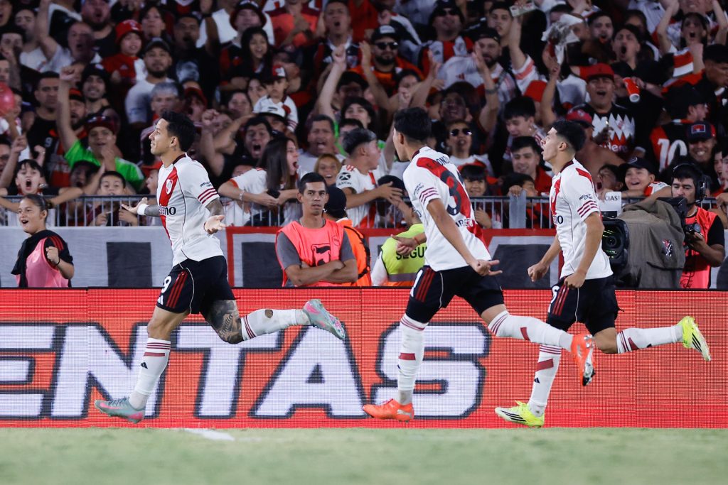 Jugadores de River Plate celebran un gol este jueves en el triunfo por 3-1 ante Banfield por el Torneo Apertura de Argentina, en el partido de despedida de Marcelo Gallardo como entrenador del club. EFE/ Juan Ignacio Roncoroni 
