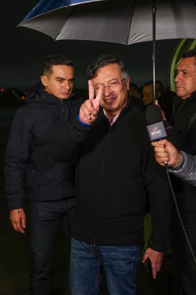 Fotografía cedida por la Presidencia de Colombia del presidente colombiano Gustavo Petro saludando este domingo, antes de viajar a EE.UU., en Bogotá (Colombia). EFE/ Presidencia de Colombia