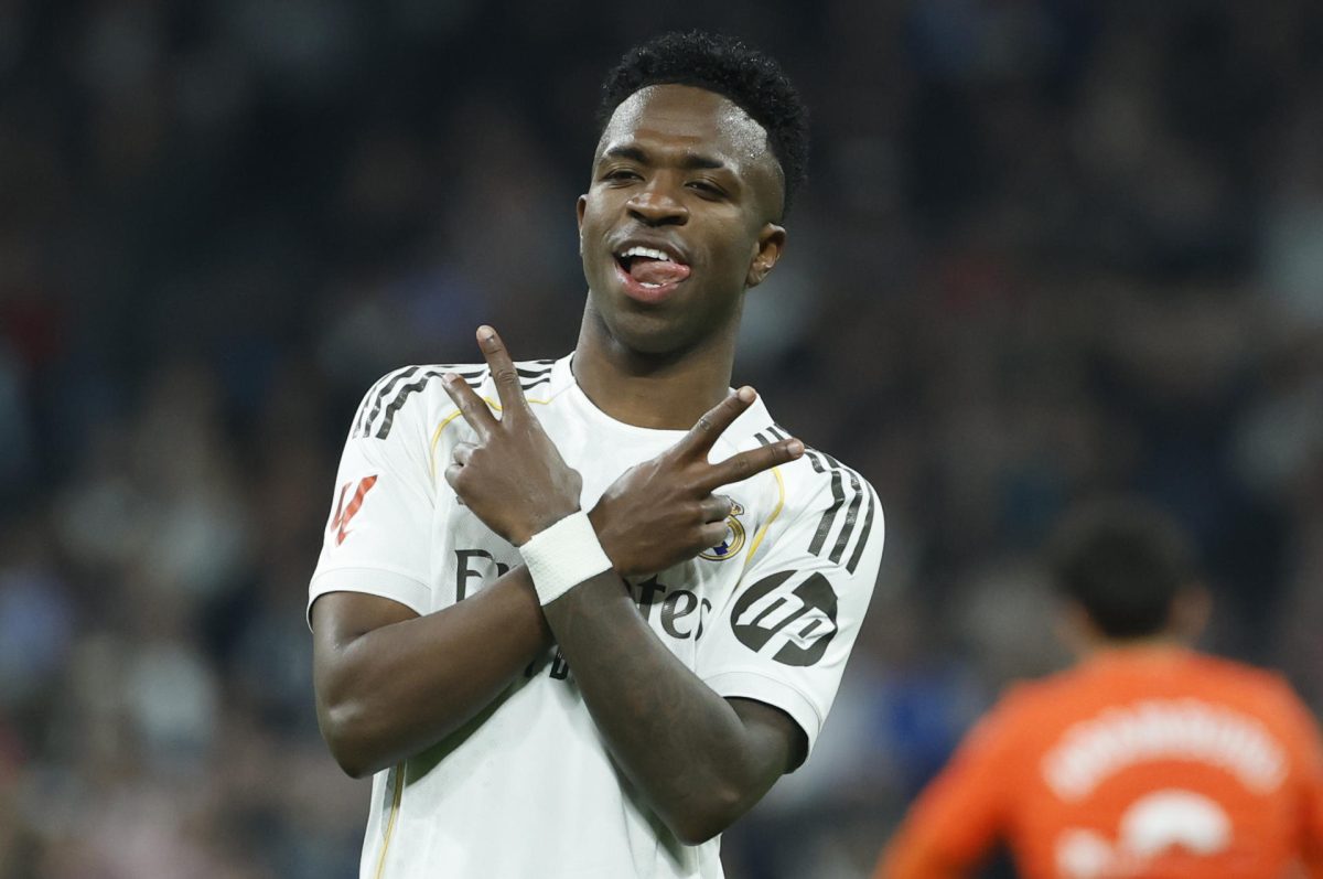 El delantero del Real Madrid Vinicius Jr. celebra su segundo gol, cuarto del equipo blanco, durante el partido de la jornada 24 de LaLiga entre el Real Madrid y la Real Sociedad, este sábado en el estadio Santiago Bernabéu. EFE/JuanJo Martín 