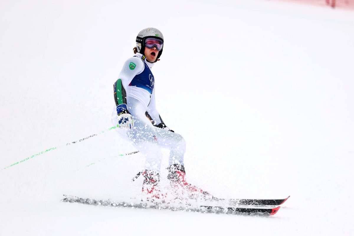 Lucas Pinheiro Braathen consiguió el primer título olímpico invernal de toda la historia de Brasil al ganar el gigante de esquí alpino de los Juegos de Milán-Cortina d'Ampezzo (Italia). EFE/EPA/ANNA SZILAGYI
