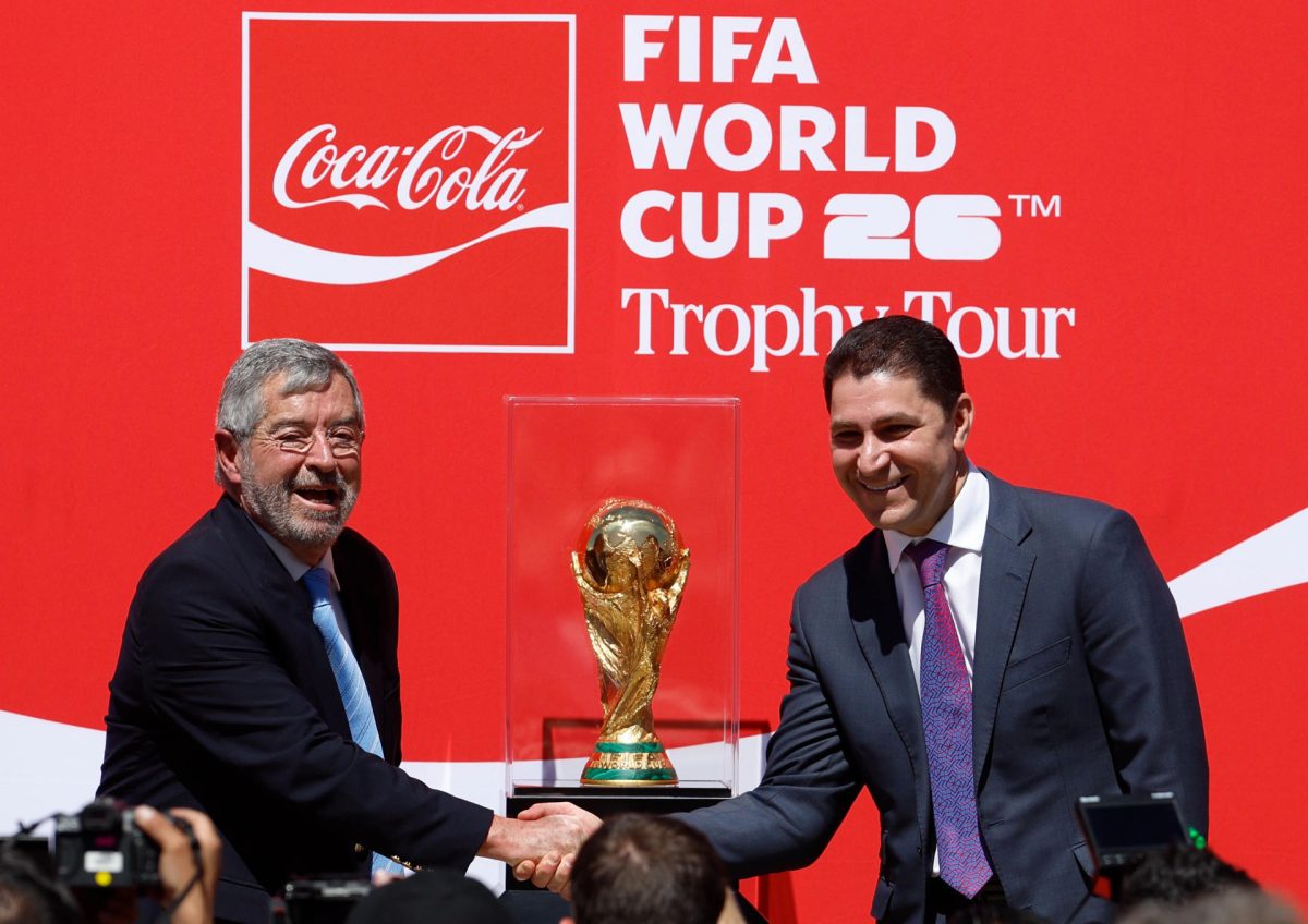 El secretario de relaciones exteriores Juan Ramón de la Fuente (i), acompañado del presidente del grupo Coca Cola México, Louis Balat , se saludan este viernes, durante la llegada de la Copa del mundo FIFA a Ciudad de México (México). EFE/Sáshenka Gutiérrez