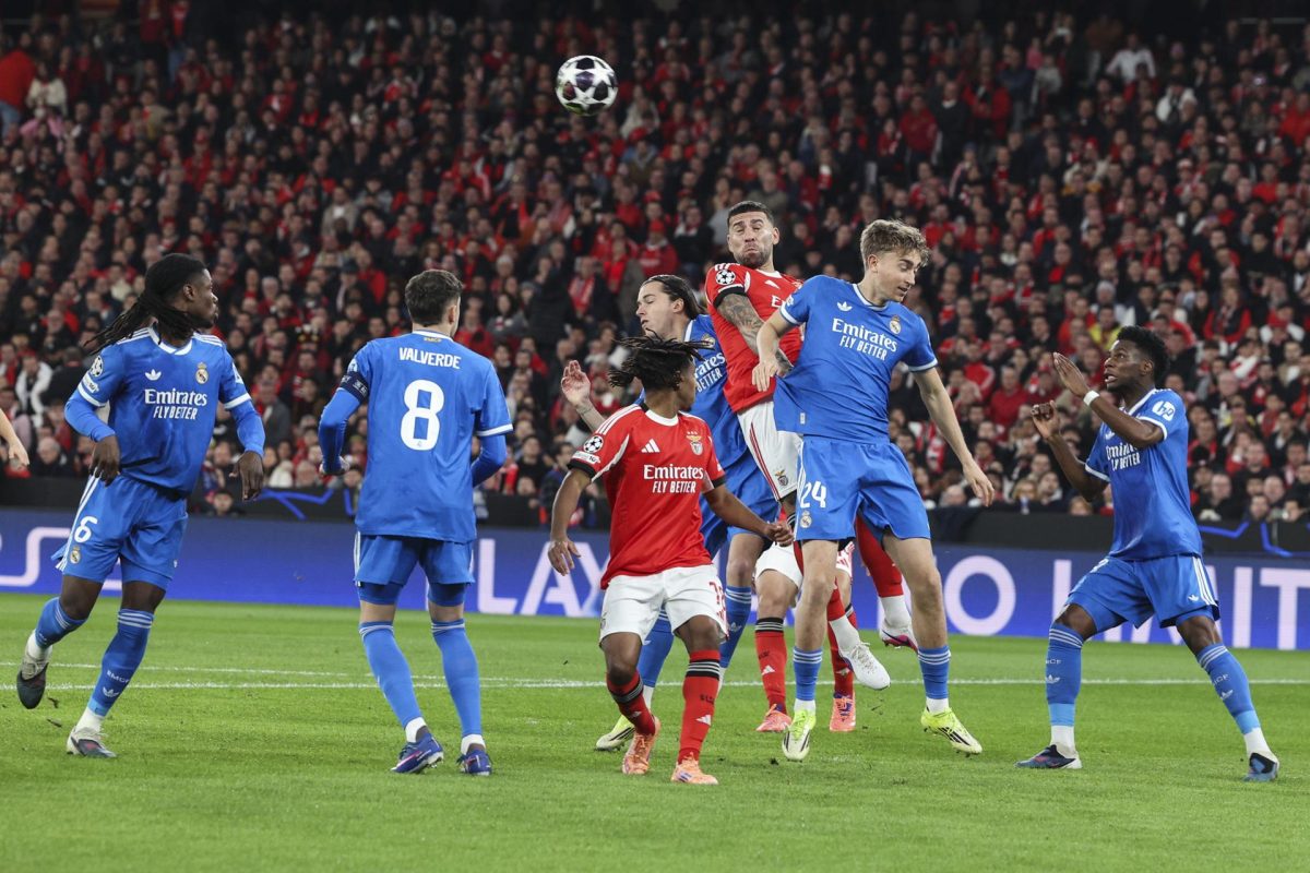 El central del Benfica Otamendi (3-(d) y Dean Huijsen (2-d) buscan un balón dividido durante el partido de la UEFA Champions League entre Benfica y Real Madrid en Lisboa, Portugal. EFE/EPA/MIGUEL A. LOPES 