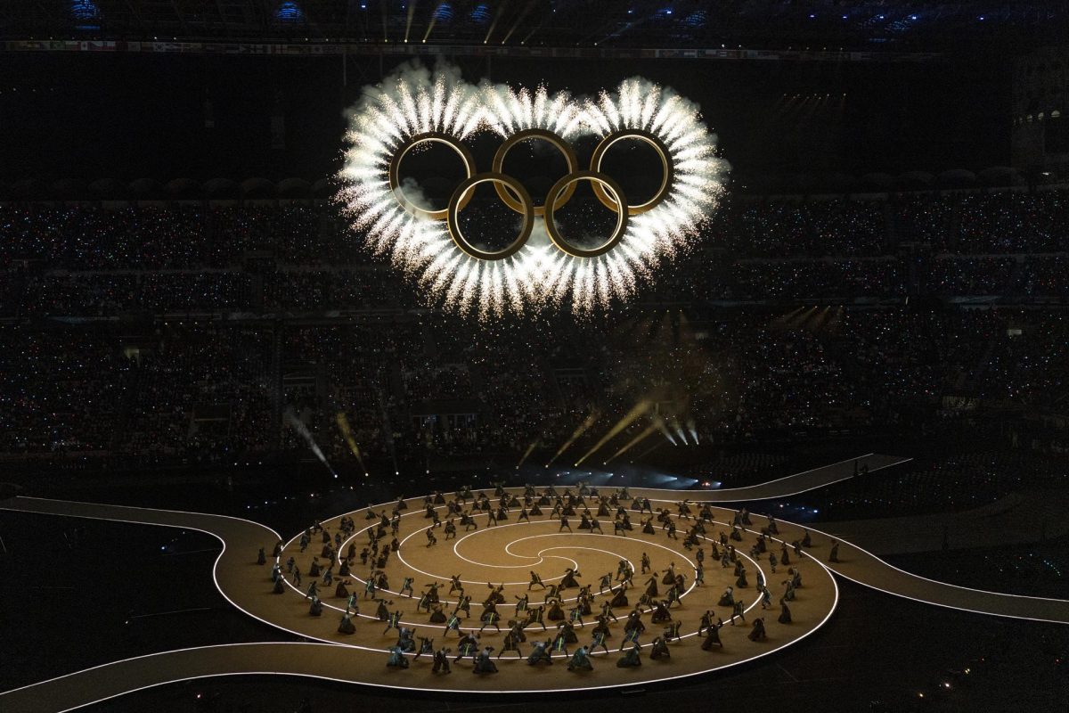 Los aros olímpicos se despliegan sobre el escenario durante la ceremonia de apertura de los Juegos Olímpicos Milán Cortina 2026. que se celebra este viernes. EFE/ SALVATOREDI NOLFI *Sólo uso editorial* 