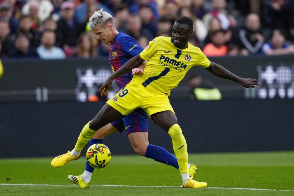 -El centrocampista del Villarreal Nicolás Pepe y el delantero del Barcelona Dani Olmo, durante el partido de la jornada 26 de LaLiga entre el Barcelona y el Villarreal, este sábado en el estadio Spotify Camp Nou en Barcelona.-EFE/ Alejandro García