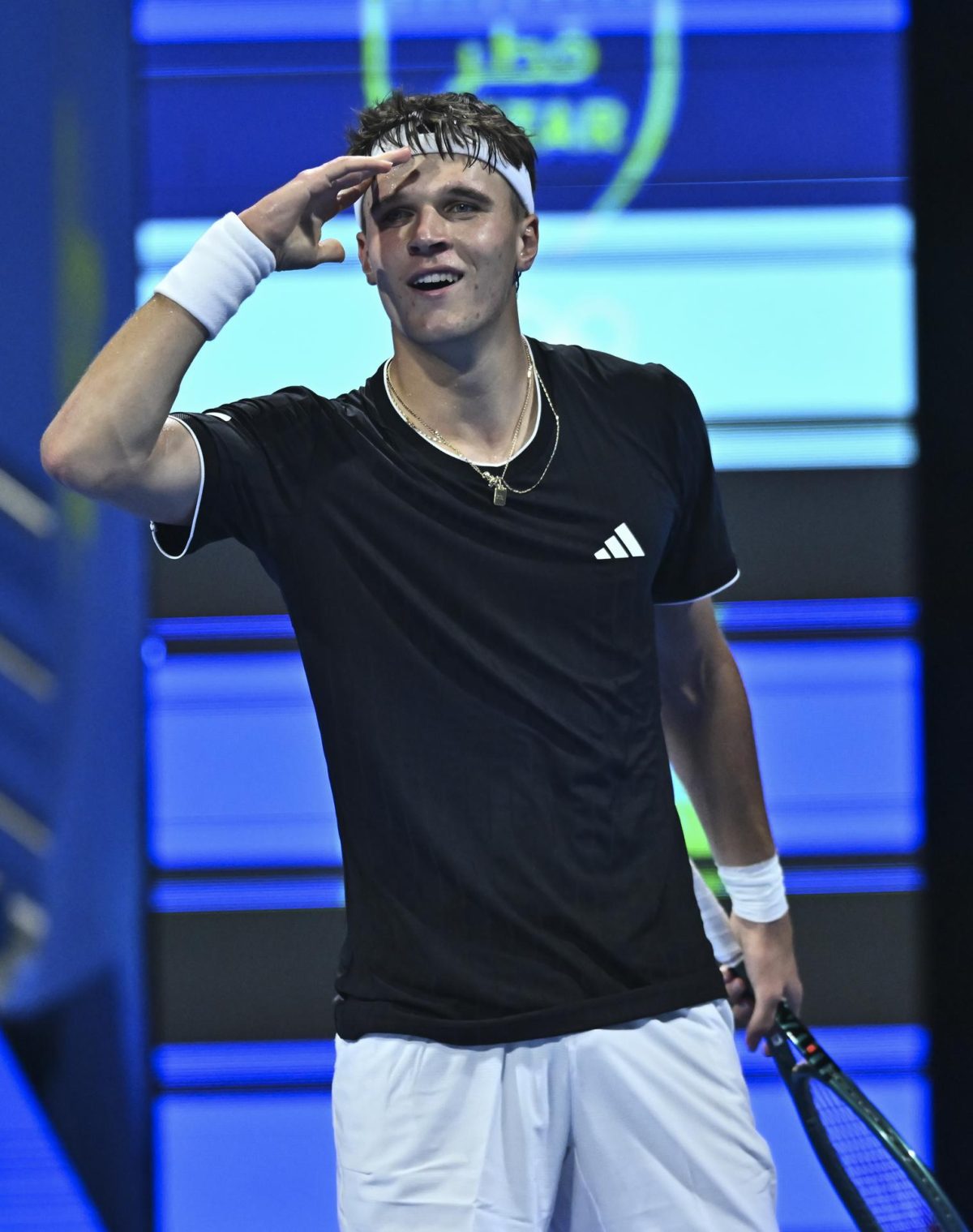 El checo Jakub Mensik, durante el partido de cuartos de final del torneo de Doha, en el que se impuso este jueves al italiano Jannik Sinner. EFE/NOUSHAD THEKKAYIL