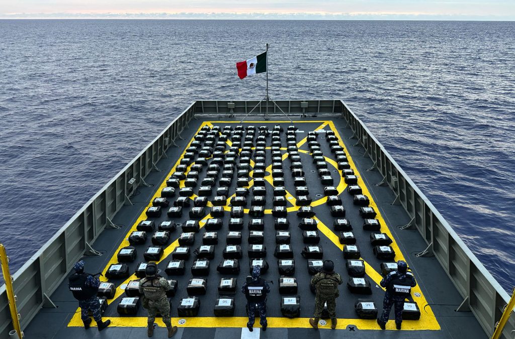 Fotografía cedida hoy, por la Secretaría de Marina de agentes de la dependencia resguardando un decomiso de presunta droga en el océano Pacífico (México). EFE/Secretaría de Marina/SOLO USO EDITORIAL/NO VENTAS/SOLO USO EDITORIAL/SOLO DISPONIBLE PARA ILUSTRAR LA NOTICIA QUE ACOMPAÑA (CRÉDITO OBLIGATORIO)