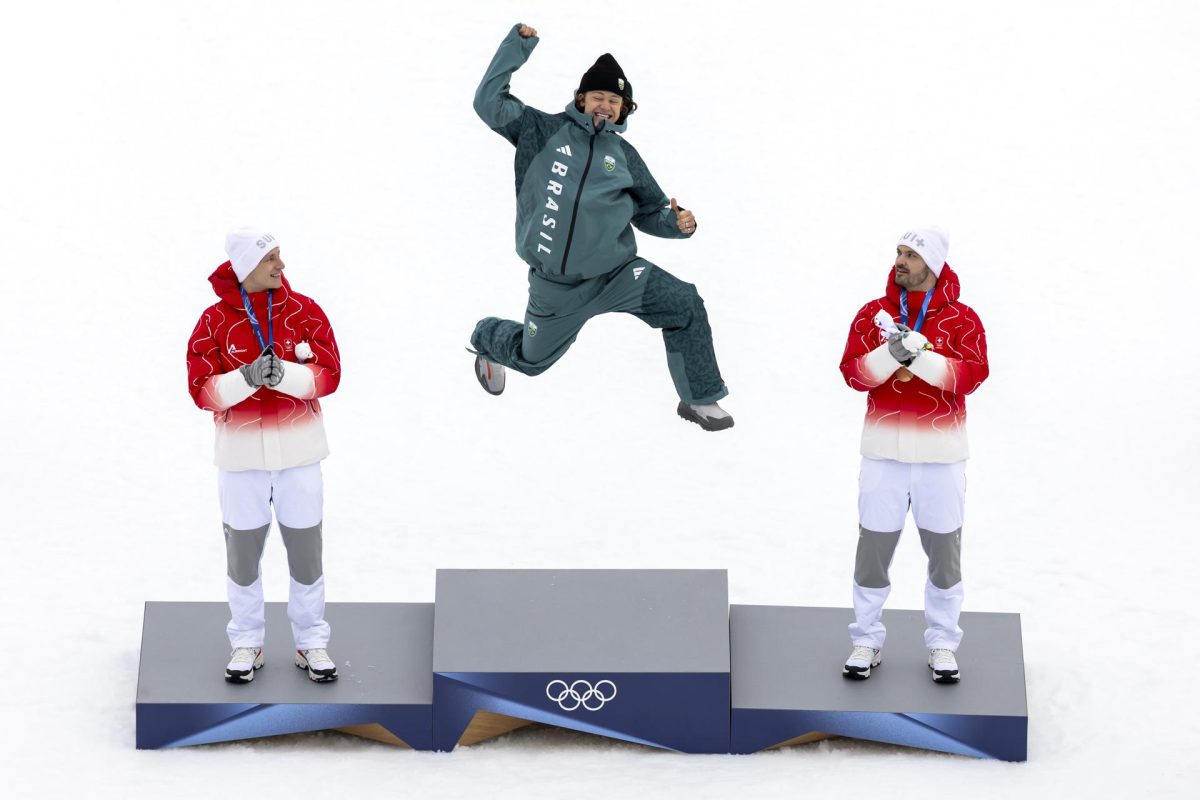 La celebración de Lucas Pinheiro Braathen (c) en el podio de Bormio (Italia). EFE/EPA/MICHAEL BUHOLZER
