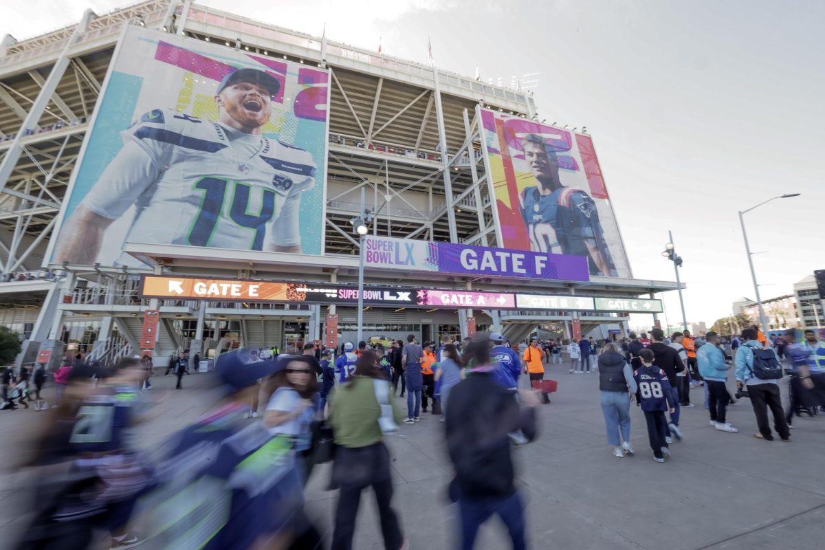 Los fanáticos de la NFL arriban al Levi's Stadium en Santa Clara, California, sede del Super Bowl LX. EFE/EPA/CHRIS TORRES 