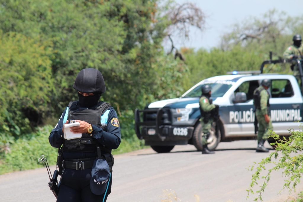 Policías prestan guardia en caminos del estado de Guanajuato (México). Imagen de archivo. EFE/ STR