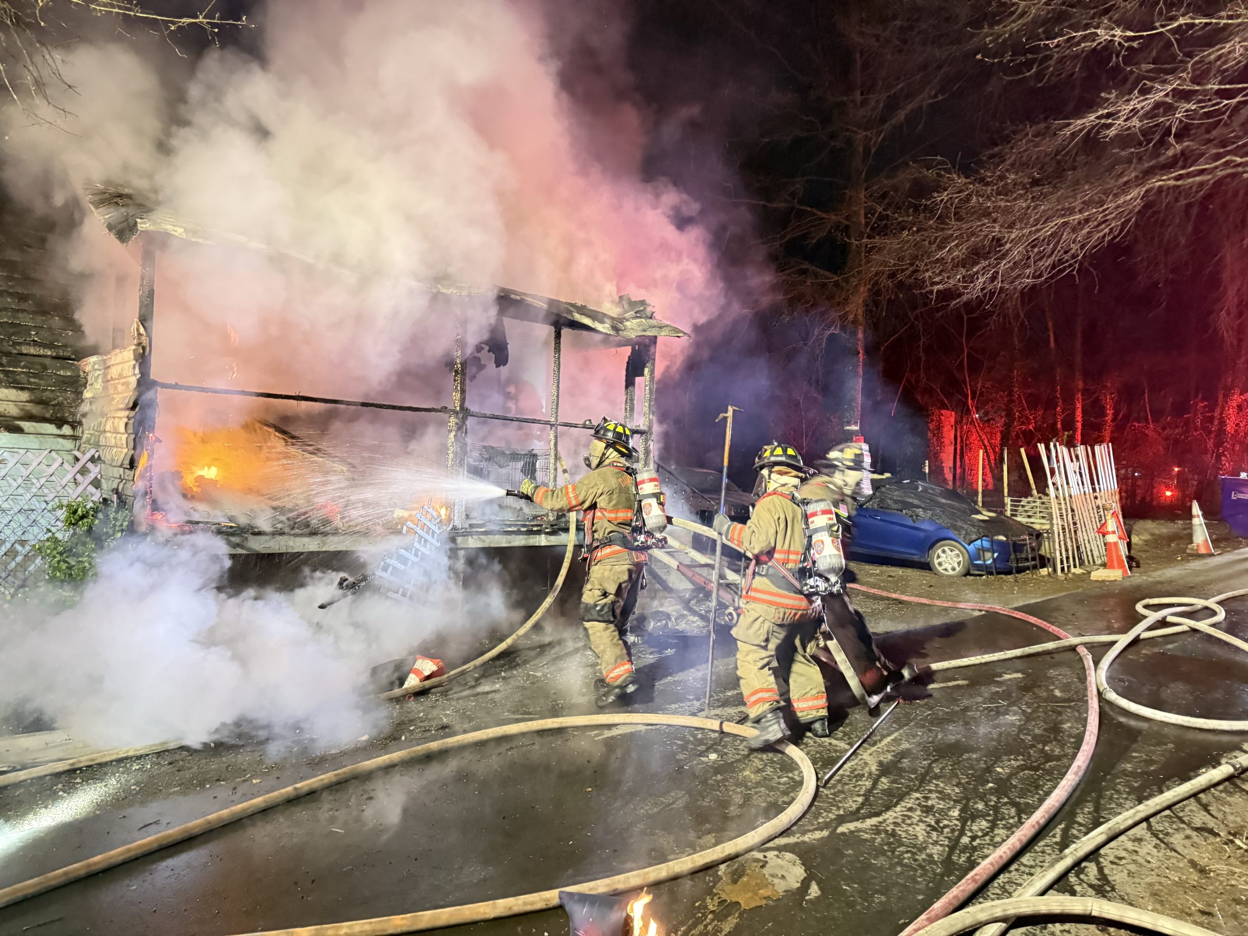 Bomberos rescatan a dos perros de incendio en Durham | Qué Pasa