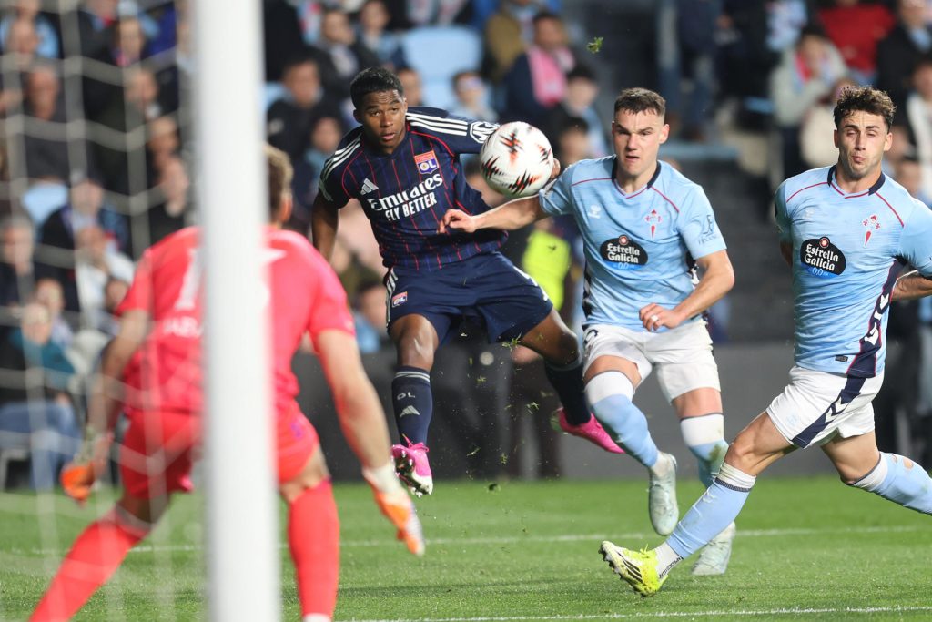 El delantero del Olympique Endrick Moreira (2-i) chuta ante Ferran Jutglá (2-d), del Celta, durante el partido de ida de los octavos de final de la Liga Europa que Celta y Olympique de Lyon han disputado este jueves en el estadio de Balaídos, en Vigo. EFE/Salvador Sas