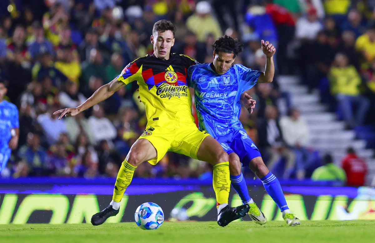 Rodrigo Dourado (i), del América, disputa un balón con Diego Lainez, de Tigres, este sábado en un partido de la Liga MX en el estadio Ciudad de los Deportes en Ciudad de México (México). EFE/ Sáshenka Gutiérrez 