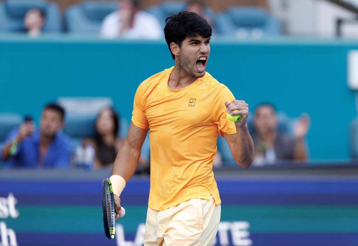El español Carlos Alcaraz reacciona durante su partido contra el estadounidense Sebastian Korda en el encuentro de tercera ronda de individuales masculinos del torneo de tenis Miami Open 2026, disputado en el Hard Rock Stadium de Miami, Florida (EE.UU.). EFE/CRISTOBAL HERRERA-ULASHKEVICH 