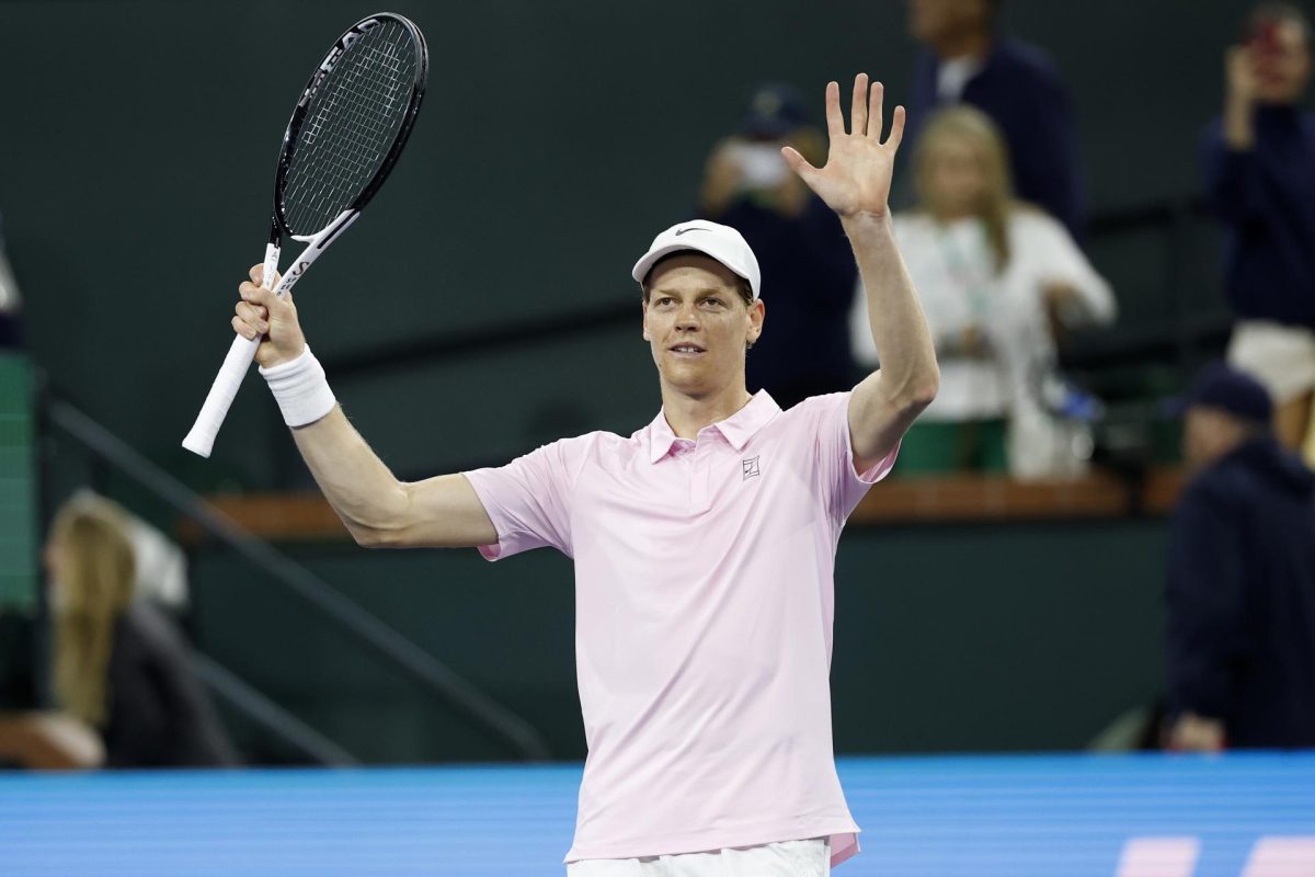El italiano Jannik Sinner, número dos del ránking mundial (d), derrotó este viernes al checo Dalibor Svricina en la primera ronda del Masters 1.000 de Indian Wells. EFE/EPA/JOHN G. MABANGLO 