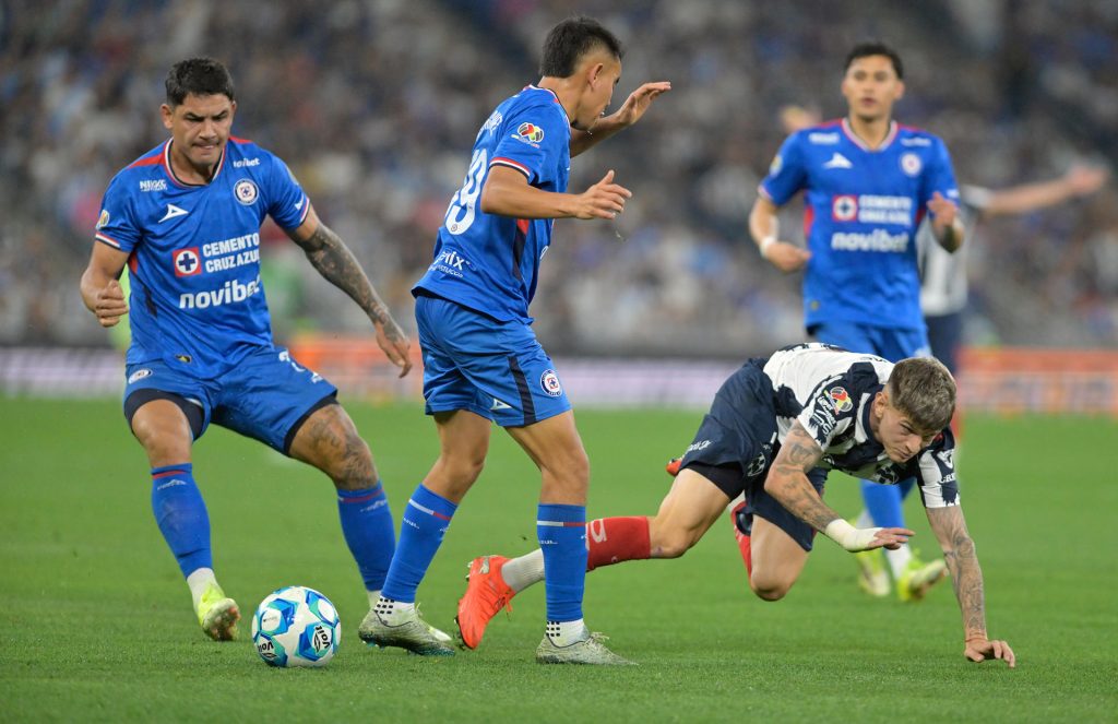 El líder Cruz Azul del argentino Larcamón enfrenta al Santos Laguna, en el Clausura