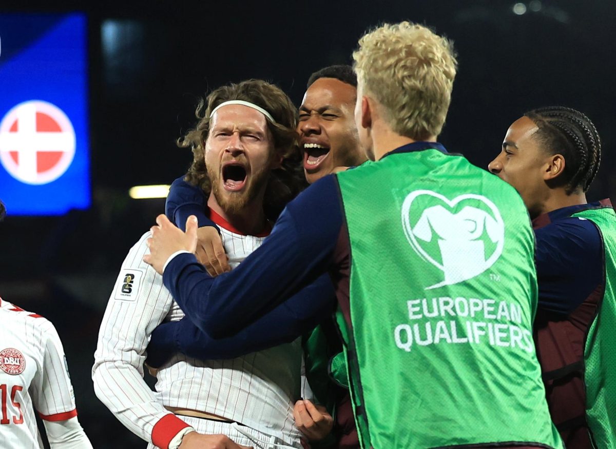 El internacional danés Kasper Hogh junto a sus compañeros en el partido disputado este martes contra la selección de República Checa en Praga. EFE/ MARTIN DIVISEK 