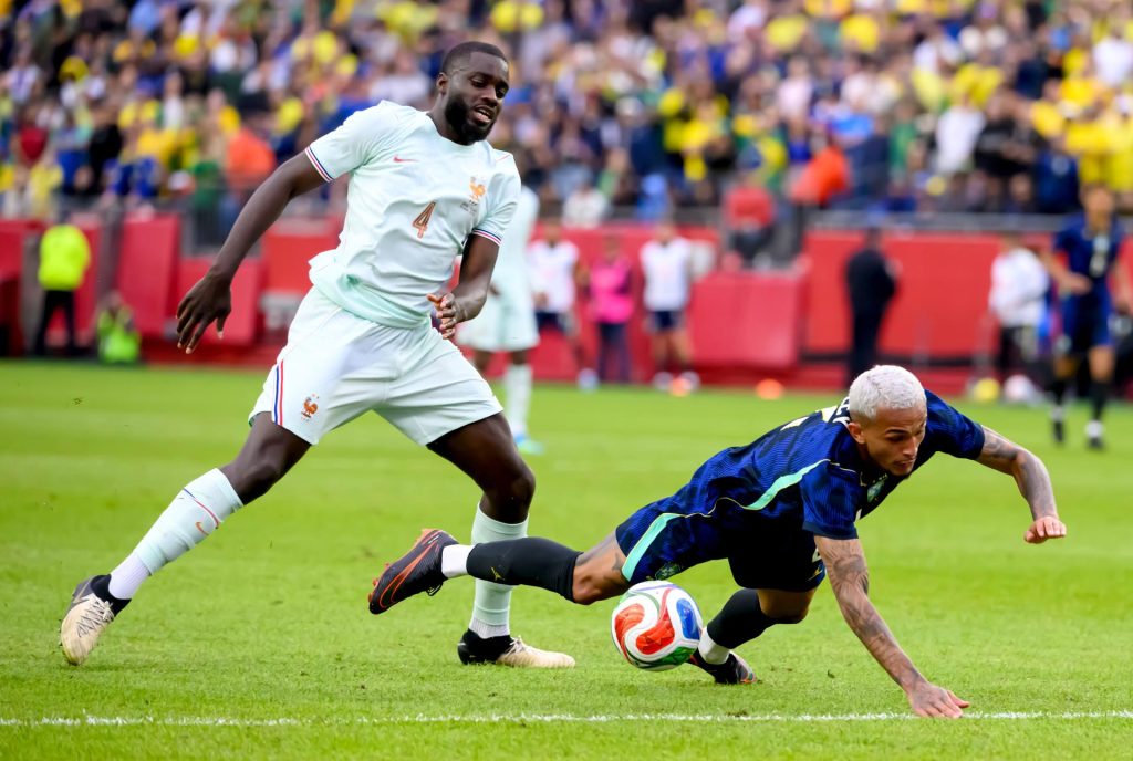 Dayot Upamecano (i), de Francia, en acción contra Wesley, de Brasil, durante el partido amistoso internacional en Foxborough, Massachusetts, EE.UU. EFE/EPA/ADAM RICHINS 