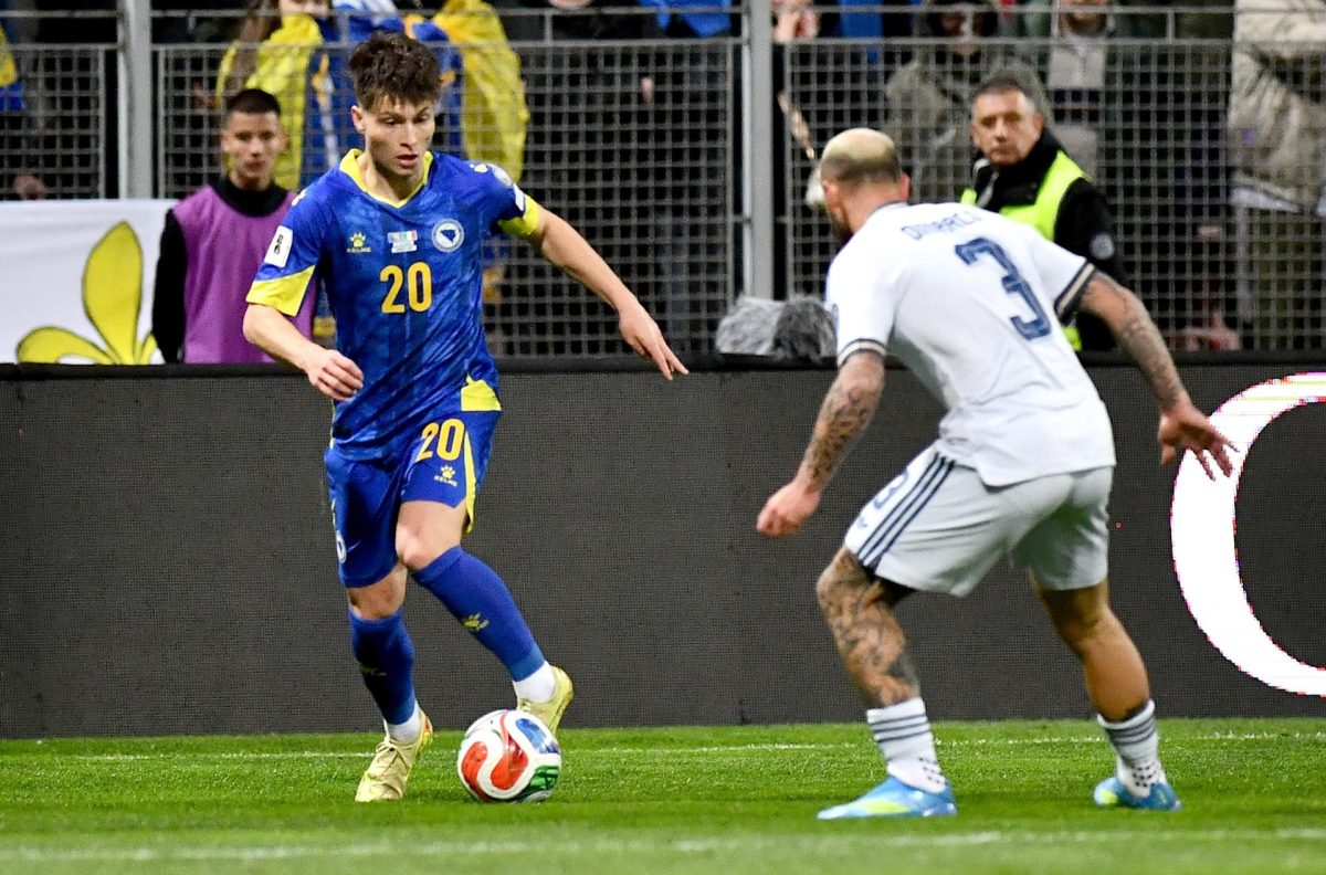 Esmir Bajraktarevic (i), de Bosnia-Herzegovina, en acción frente al italiano Federico Dimarco en el partido disputado este martes en Zenica (Bosnia), correspondiente a la repesca europea para el Mundial 2026. EFE/ NIDAL SALJIC 