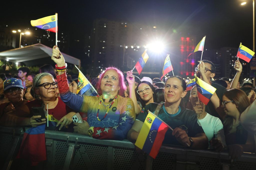 Centenas de personas festejan este miércoles en las calles de Caracas la conquista del Clásico Mundial de Béisbol por la selección venezolana en una final contra la de Estados Unidos en Miami. EFE/ Miguel Gutiérrez 