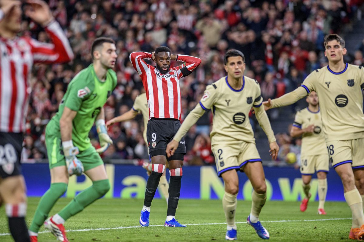 El delantero del Athletic Iñaki Williams (c) se lamenta tras una ocasión durante el partido de la jornada 27 de LaLiga que Athletic Club de Bilbao y FC Barcelona disputaron en San Mamés. EFE/Javier Zorrilla 