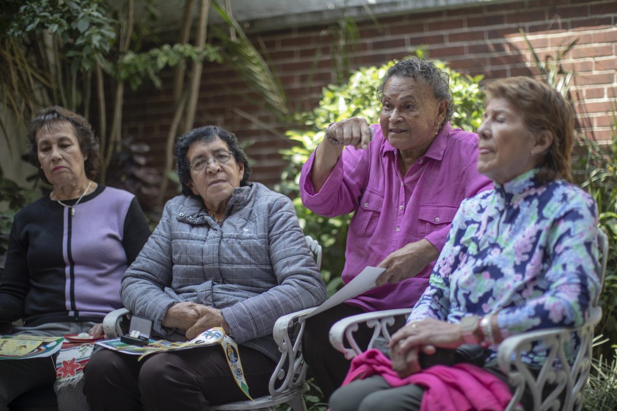 De izquierda a derecha las exjugadoras de fútbol, Alicia Vargas, Irma Chávez, Elvira Aracén y Lourdes de la Rosa, durante de una entrevista con EFE este jueves, en Ciudad de México (México). EFE/Isaac Esquivel 