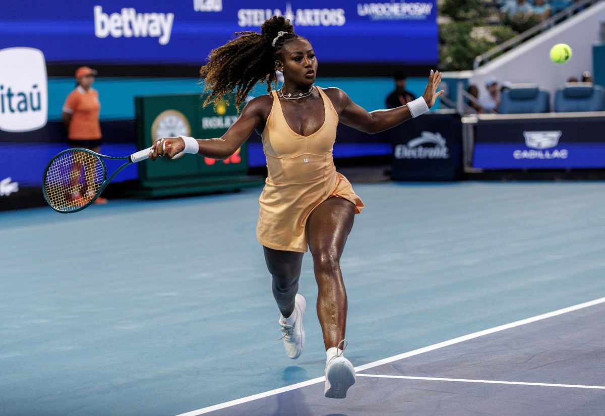 La estadounidense Alycia Parks en acción contra su compatriota Coco Gauff durante el partido de tercera ronda de individuales femeninos del torneo de tenis Miami Open en el estadio Hard Rock de Miami, Florida (EE.UU.). EFE/CRISTOBAL HERRERA-ULASHKEVICH 