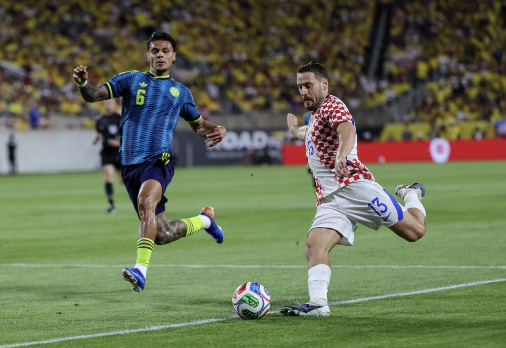 El croata Nikola Vlasic en acción contra el colombiano Richard Rios durante el partido amistoso internacional entre Colombia y Croacia en Orlando, Florida (EE.UU). EFE/CRISTÓBAL HERRERA-ULASHKEVICH ////////// ORLANDO (United States), 26/03/2026.- Nikola Vlasic (R) of Croatia in action against Richard Rios of Colombia during the international friendly match between Colombia and Croatia in Orlando, Florida, USA, 26 March 2026. (Futbol, Amistoso, Croacia) EFE/EPA/CRISTOBAL HERRERA-ULASHKEVICH 