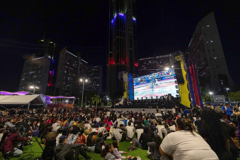 Miles de venezolanos siguieron este martes la final del Clásico Mundial de Béisbol en pantallas gigantes antes de promover una fiesta en las calles por el triunfo sobre Estados Unidos en Miami. . EFE/ Ronald Peña R