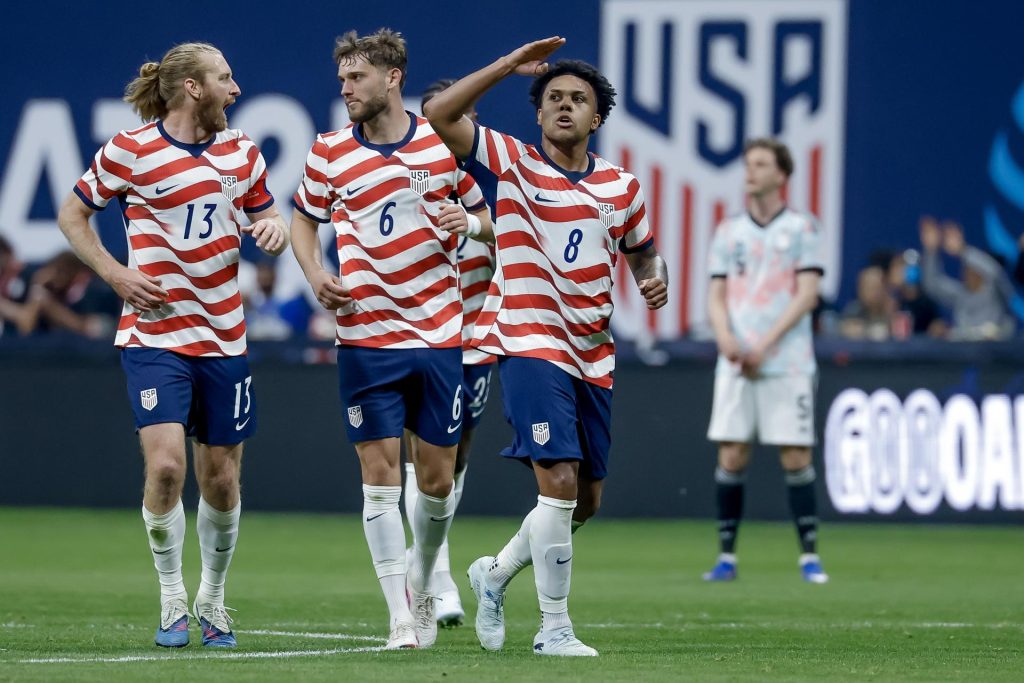 Weston McKennie (d), de Estados Unidos, celebra el 1-0 parcial contra Bélgica junto a Tanner Tessman (c) y Tim Ream (i) durante el partido amistoso internacional entre la selección de EE.UU. y Bélgica en Atlanta (EE.UU.). EFE/ERIK S. LESSER 