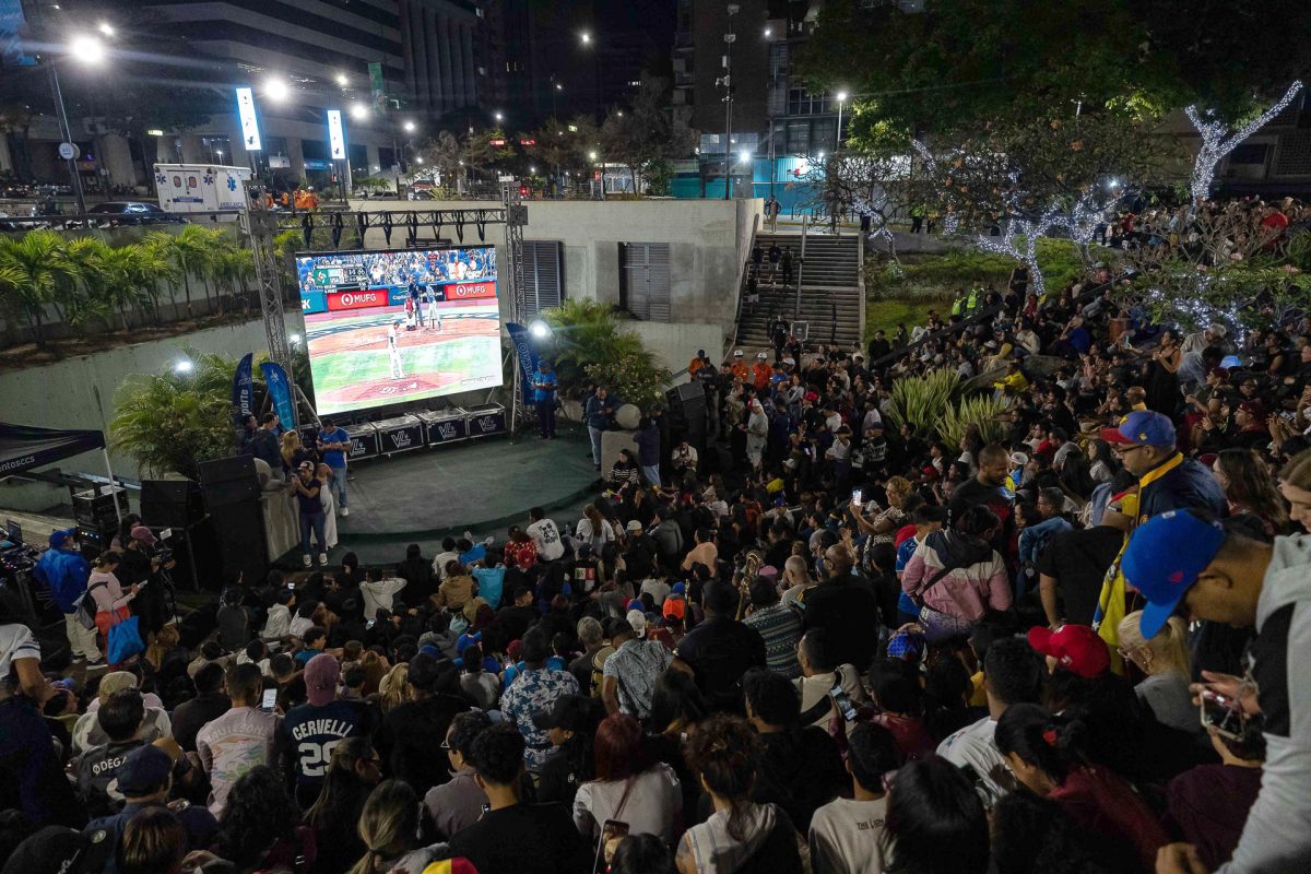 Miles de venezolanos siguieron este martes la final del Clásico Mundial de Béisbol en pantallas gigantes antes de promover una fiesta en las calles por el triunfo sobre Estados Unidos en Miami. . EFE/ Ronald Peña R 