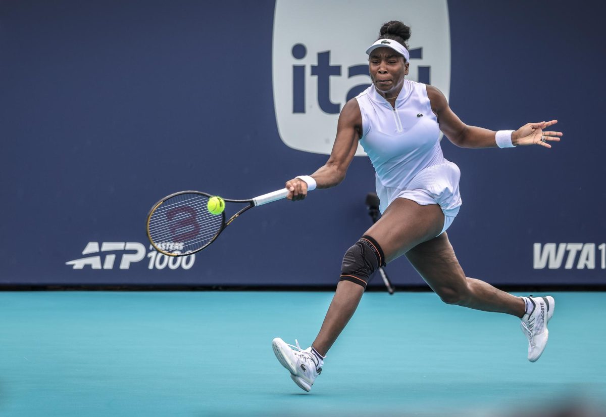 La estadounidense Venus Williams en acción contra la británica Francesca Jones, durante el partido de primera ronda de individuales femeninos del torneo de tenis Miami Open 2026 en el Hard Rock Stadium de Miami, Florida (EE.UU.). EFE/CRISTOBAL HERRERA-ULASHKEVICH