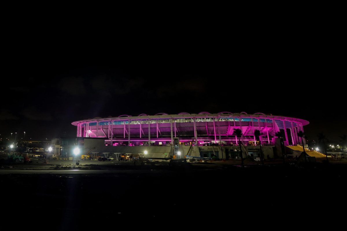 Fotografía cedida por el Inter Miami CF que muestra la iluminación de su nuevo estadio de fútbol, el Nu Stadium, cuya inauguración será en un mes. EFE/ Inter Miami CF 