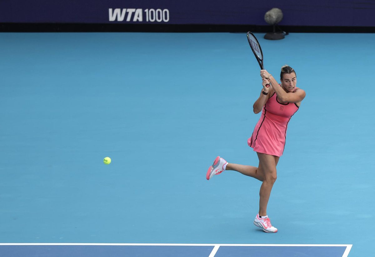 La bielorrusa Aryna Sabalenka en acción frente a la estadounidense Coco Gauff durante la final femenina del torneo de tenis Miami Open 2026 en el Hard Rock Stadium de Miami, Florida (EE.UU.). EFE/CRISTOBAL HERRERA-ULASHKEVICH 