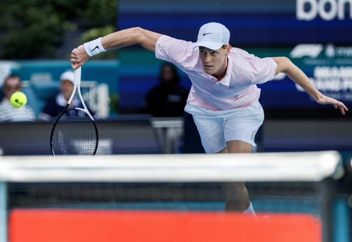 El italiano Jannik Sinner en acción contra el bosnio Damir Džumhur durante su partido de segunda ronda en individuales masculinos del torneo de tenis Miami Open 2026 en el Hard Rock Stadium de Miami, Florida (EE.UU.). EFE/CRISTOBAL HERRERA-ULASHKEVICH 