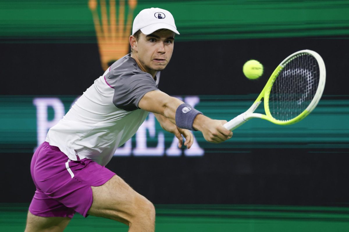 El checo Dalibor Svricina cayó este viernes en la primera ronda del Masters 1.000 de Indian Wells ante el italiano Jannik Sinner. EFE/EPA/JOHN G. MABANGLO 