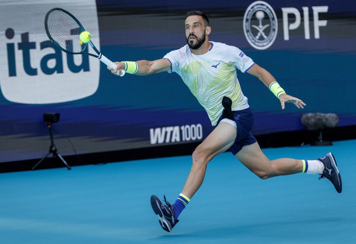 El bosnio Damir Džumhur en acción contra el italiano Jannik durante su partido de segunda ronda en individuales masculinos del torneo de tenis Miami Open 2026 en el Hard Rock Stadium de Miami, Florida (EE.UU.). EFE/CRISTOBAL HERRERA-ULASHKEVICH 