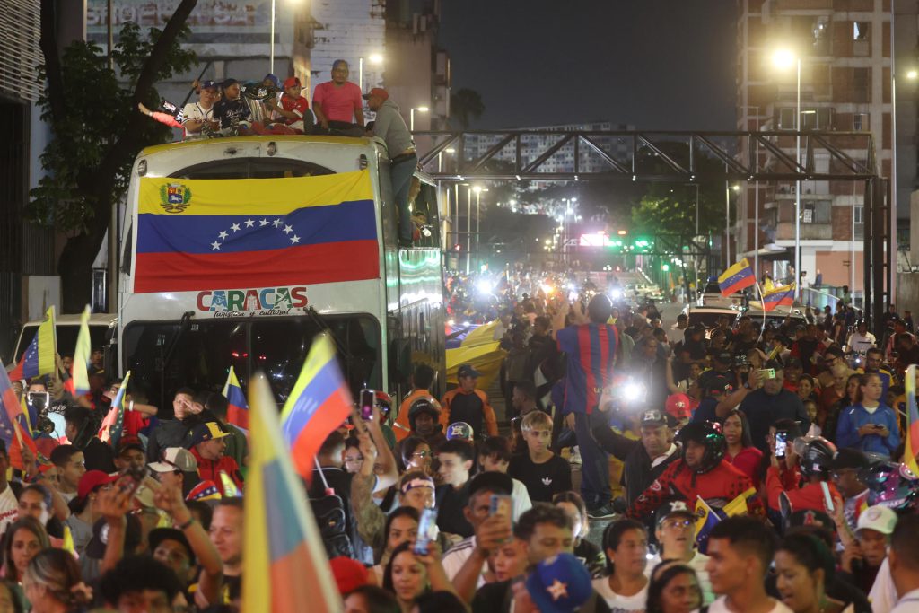 Centenas de personas festejan este miércoles en las calles de Caracas la conquista del Clásico Mundial de Béisbol por la selección venezolana en una final contra la de Estados Unidos en Miami. EFE/ Miguel Gutiérrez 