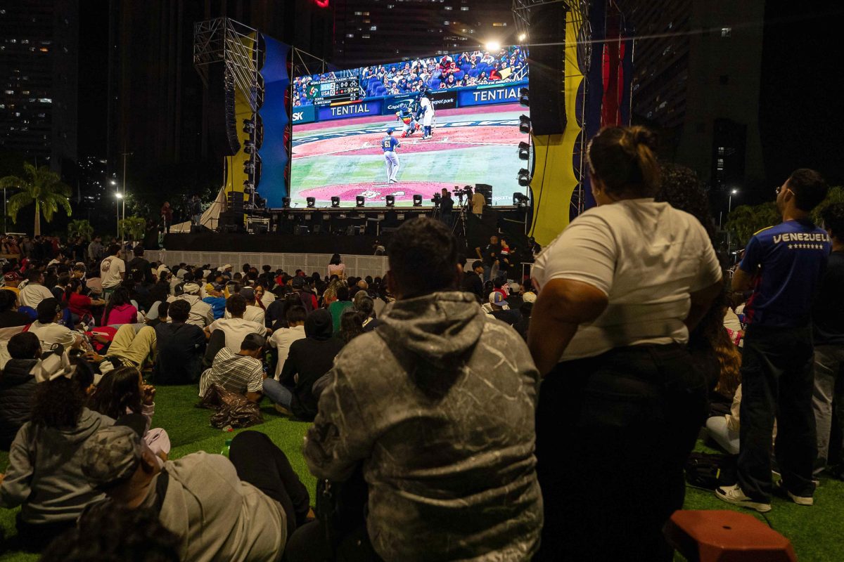 Miles de venezolanos siguieron este martes la final del Clásico Mundial de Béisbol en pantallas gigantes antes de promover una fiesta en las calles por el triunfo sobre Estados Unidos en Miami. . EFE/ Ronald Peña R 