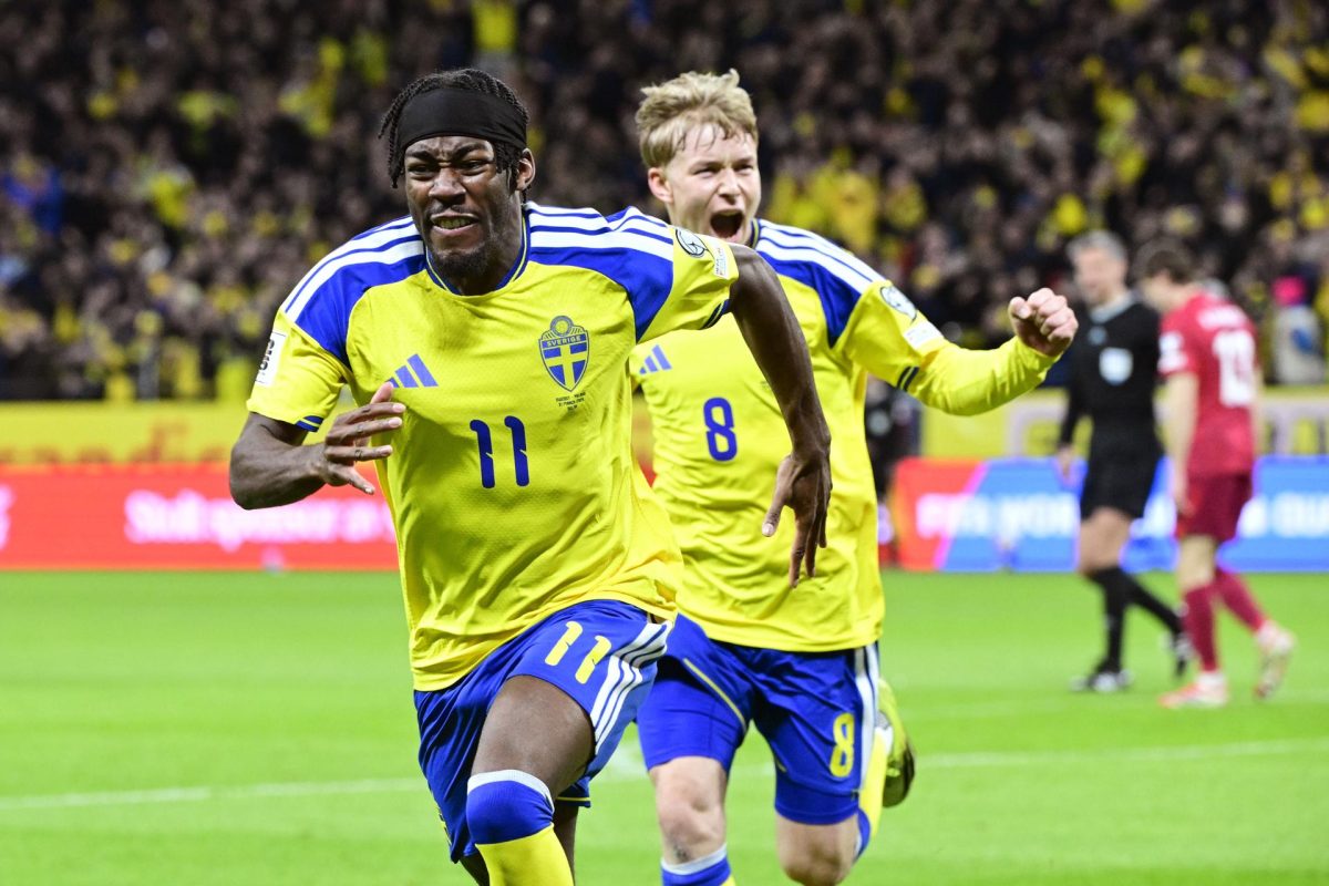 Los internacionales suecos Anthony Elanga (i) y Daniel Svensson (d) celebran un gol durante el partido disputado contra Polonia este martes en Estocolmo. EFE/ Jonas Ekströmer/TT *Prohibido en Suecia* 