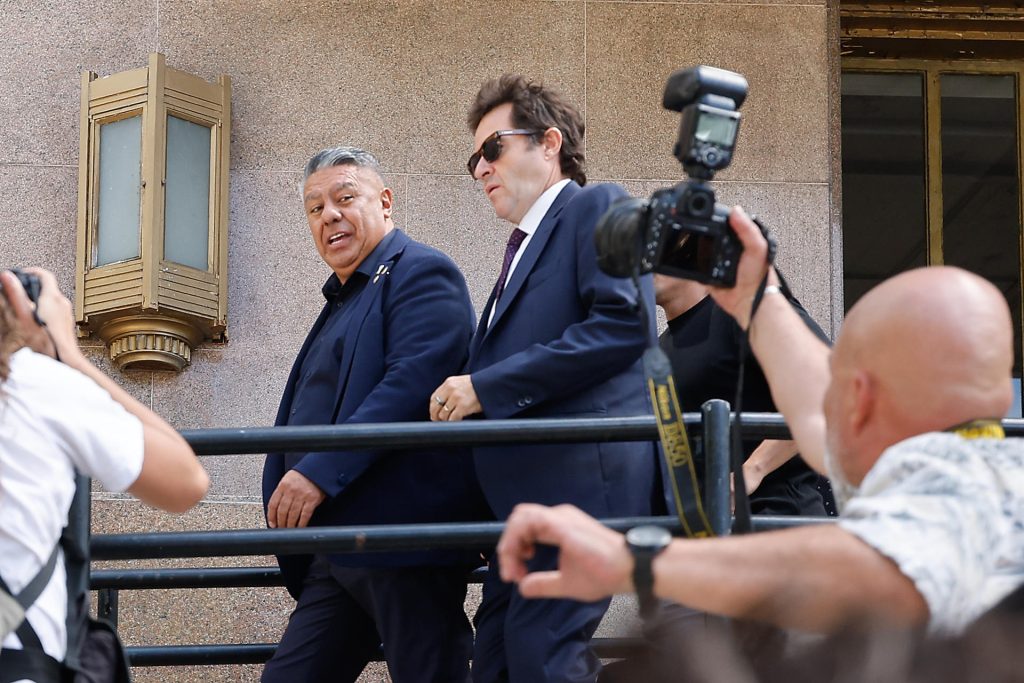 El presidente de la Asociación de Fútbol de Argentina (AFA), Claudio 'Chiqui' Tapia (i). EFE/Juan Ignacio Roncoroni