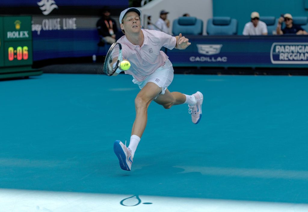 Sinner se clasifica a tercera ronda por la vía rápida