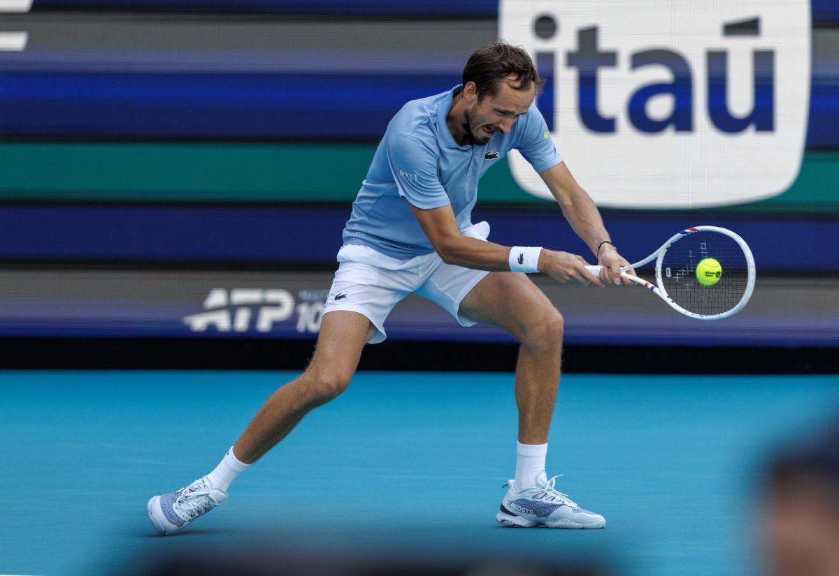 El ruso Daniil Medvédev en acción contra el japonés Rei Sakamoto durante su partido de segunda ronda de individuales masculinos en el torneo de tenis Miami Open 2026 en el Hard Rock Stadium de Miami, Florida (EE.UU.). EFE/CRISTOBAL HERRERA-ULASHKEVICH 
