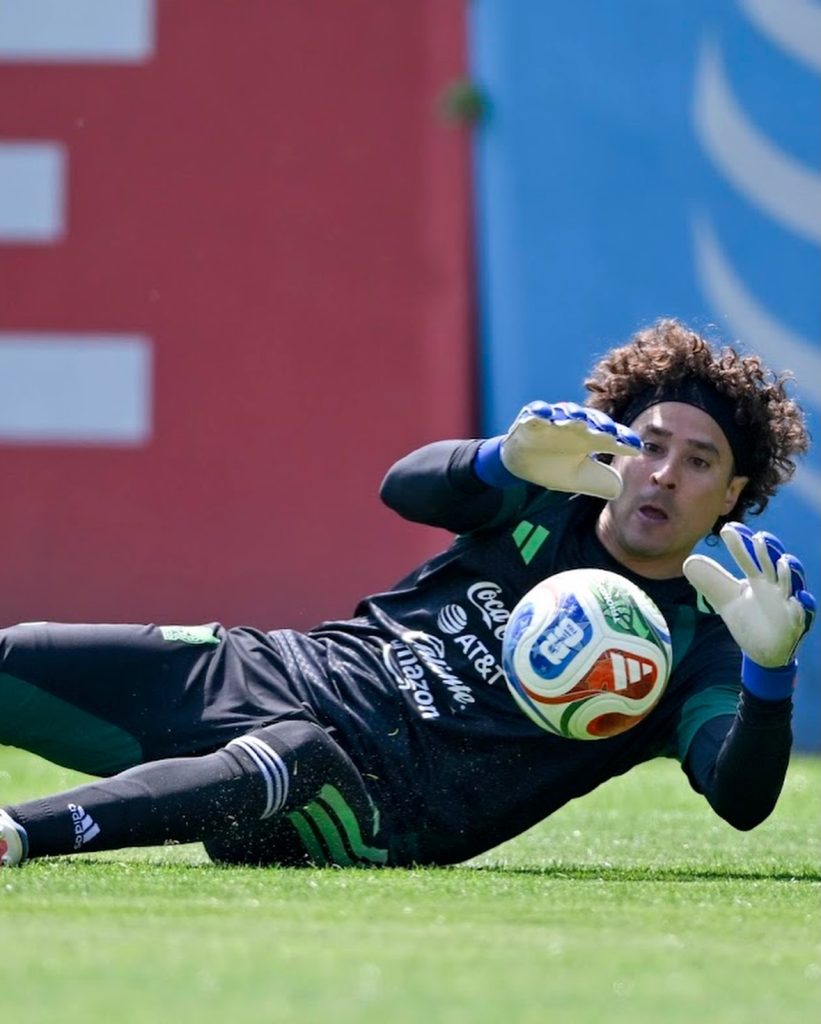 Guillermo Ochoa entrenando