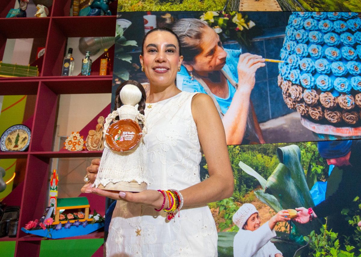 La secretaria de Turismo de México, Josefina Rodríguez Zamora, sostiene una artesanía durante una entrevista con EFE este miércoles, en Acapulco (México). EFE/ David Guzmán
