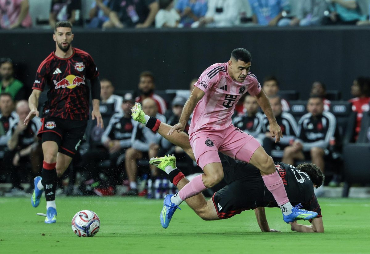 German Berterame (c), del Inter Miami, es marcado por el jugador del New York Red Bulls Adri Mehmeti en el Nu Stadium en Miami. EFE/EPA/CRISTOBAL HERRERA-ULASHKEVICH 