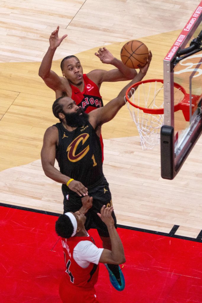 James Harden (c), de los Cleveland Cavaliers, marca una canasta en un partido de la NBA entre Toronto Raptors y Cleveland Cavaliers en el Scotiabank Arena de Toronto (Canadá). EFE/Julio César Rivas 