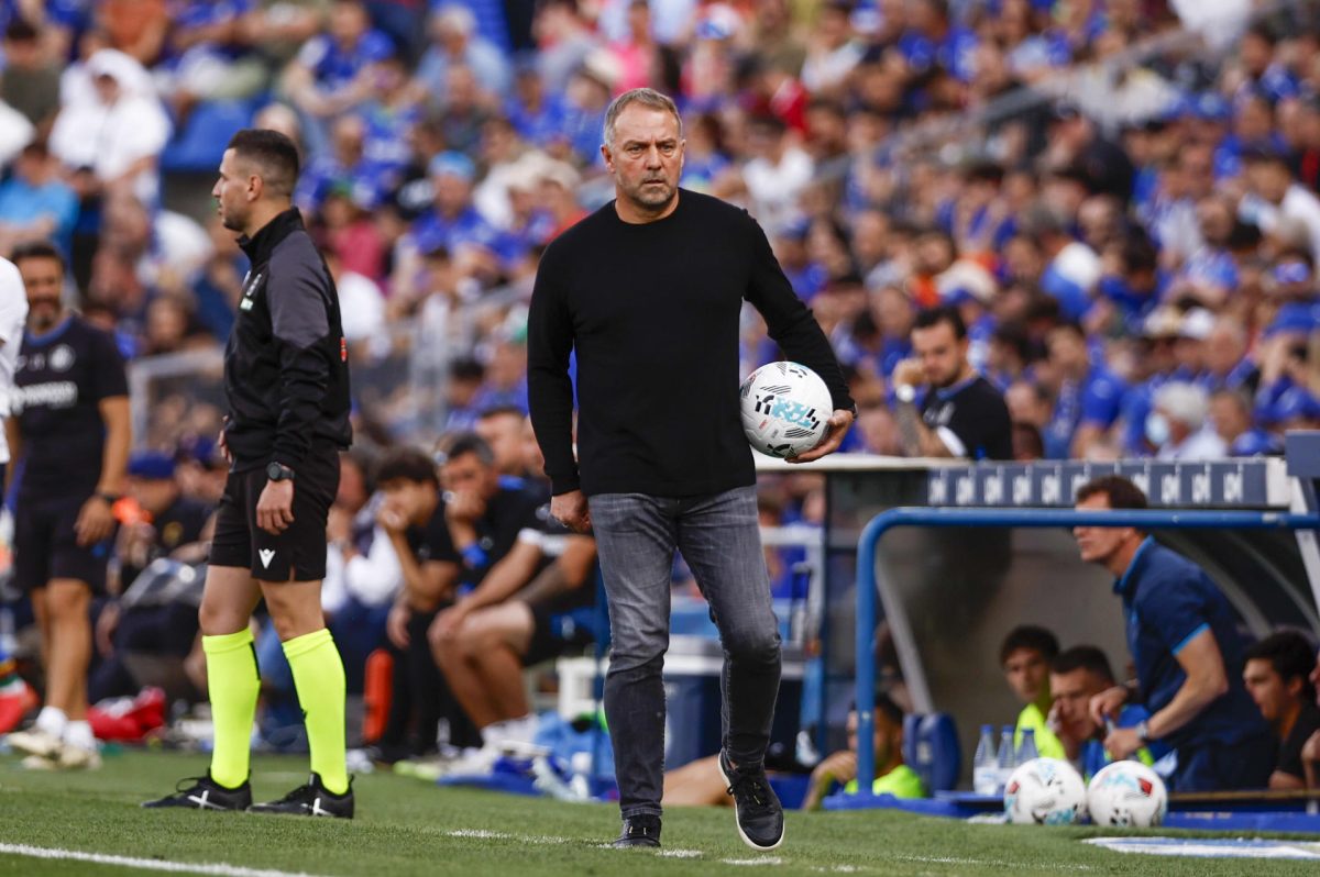 El entrenador del FC Barcelona, Hansi Flick, durante el partido de LaLiga entre Getafe CF y FC Barcelona celebrado este sábado en el estadio Coliseum de Getafe (Madrid). EFE/ Daniel González