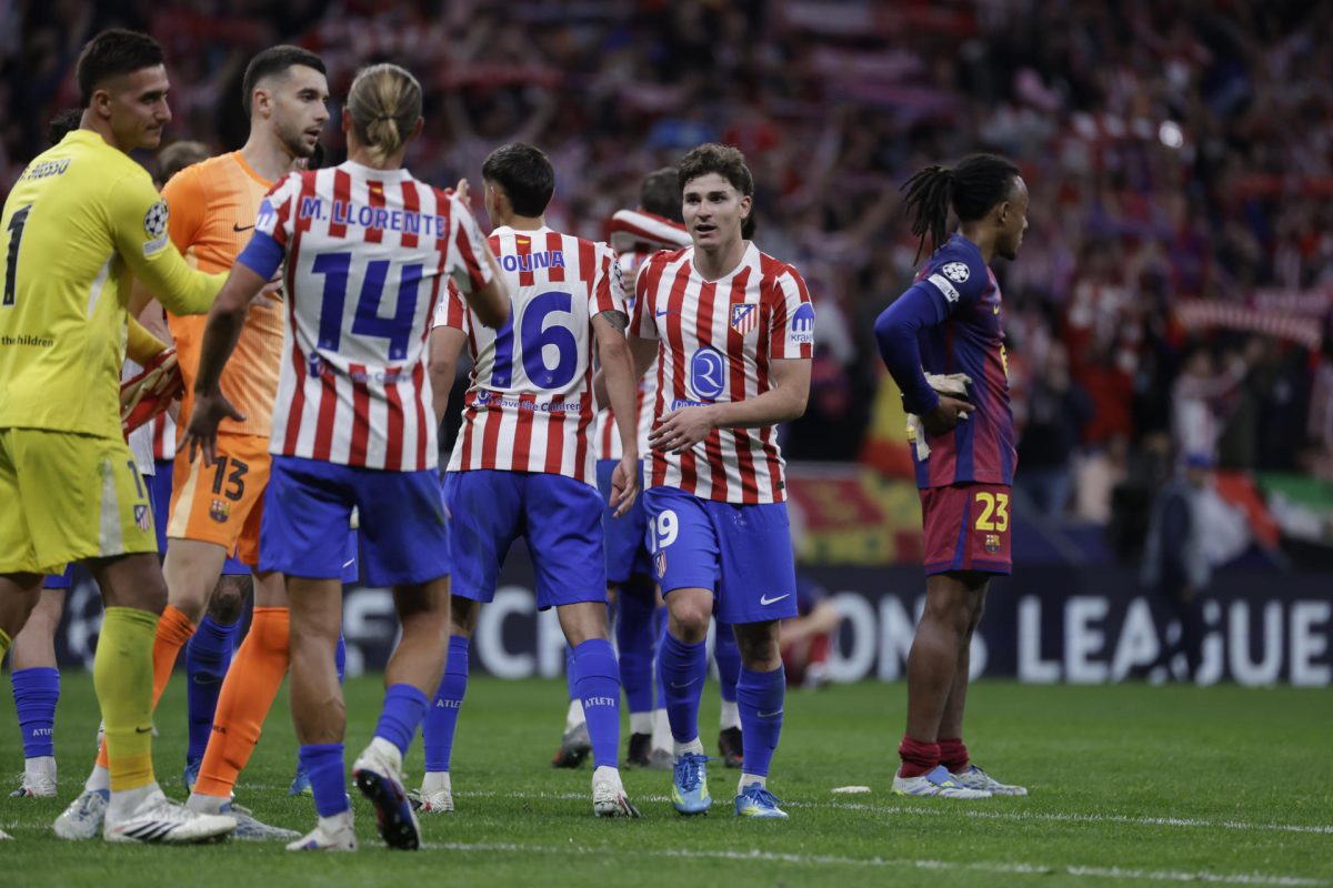 Jugadores del Atlético de Madrid y del FC Barcelona a la finalización del encuentro correspondiente a la vuelta de los cuartos de final de la Liga de Campeones que han disputado este martes en el estadio Metropolitano, en Madrid. EFE / Juanjo Martín.